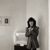 foto di Elfi Reiter scattata alla mostra ORA! (Pescara, Studio Cesare Manzo, 1981)